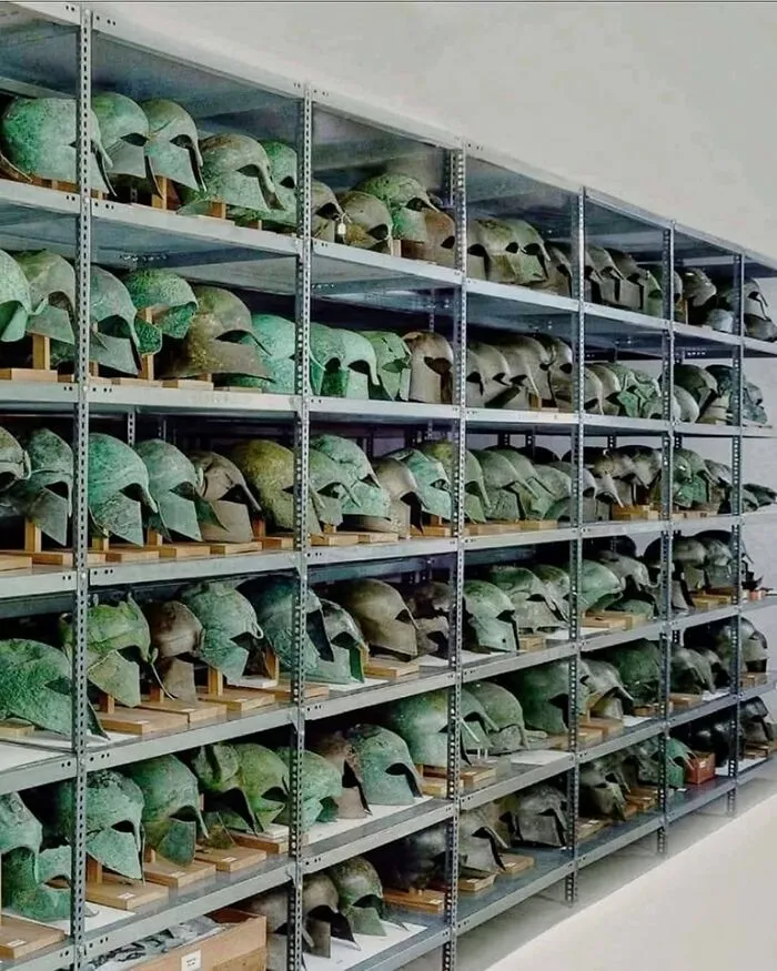 Cascos griegos antiguos del período clásico conservados en el almacén del Museo Arqueológico de Olimpia, Grecia.