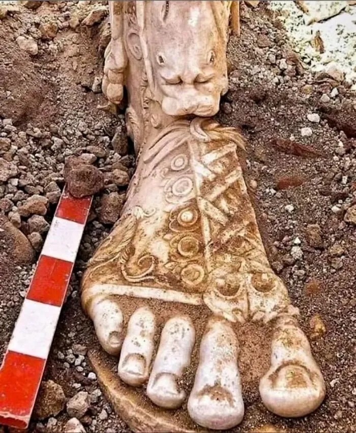 Un pie de mármol, de aproximadamente medio metro de largo, de una estatua de Marco Aurelio, encontrado en el sur de Turquía