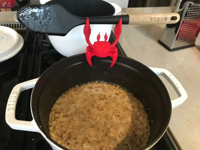 Since Your New Solo Kitchen Doesn't Come With A Magical Self-Cleaning Counter, This Cute Little <a Style="Display:inline;" Href="Https://Www.amazon.com/Spoon-Holder-Steam-Releaser-Ototo/Dp/B07vlbvqbp?ie=utf8&th=1&linkcode=ll1&tag=bpsparrow-20&linkid=738a88b50cb6c96afd233f3d35dd547f&language=en_us&ref_=as_li_ss_tl" Target="_blank"><span Style="Font: Inherit; Color: #d74b1f;"> Crab Spoon Holder</Span> Is Here To Lend A Claw And Keep Those Saucy Drips Off Your Surfaces
