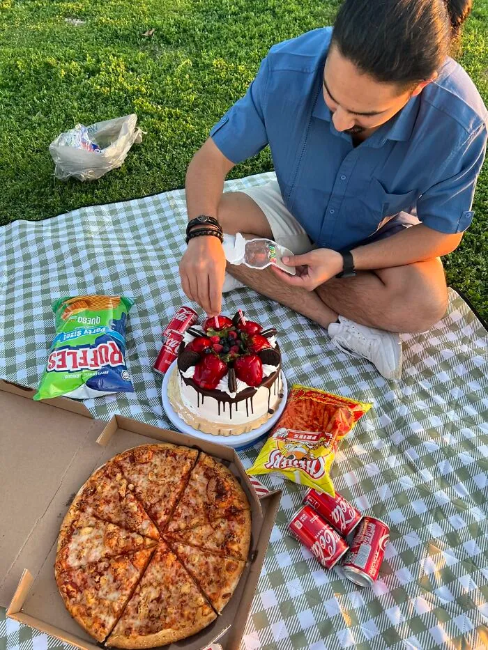 Never Again Let A Rogue Patch Of Damp Grass Ruin Your Al Fresco Dining Vibes Thanks To <a Style="Display:inline;" Href="Https://Www.amazon.com/Zaze-Outdoor-Waterproof-Foldable-Blankets/Dp/B08hgy1q4k?ie=utf8&th=1&linkcode=ll1&tag=bpraccoon-20&linkid=80866b15070f5490770c3e133c343bd9&language=en_us&ref_=as_li_ss_tl" Target="_blank"><span Style="Font: Inherit; Color: #d74b1f;"> This Large Waterproof Picnic Blanket</Span> That Keeps Your Bum Dry And Your Snacks Safe