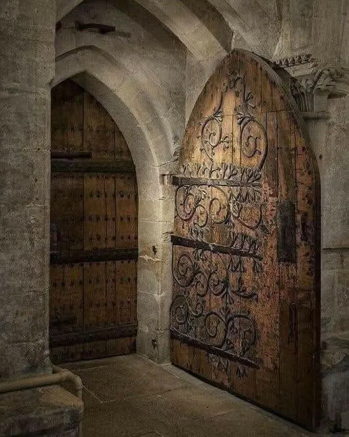Puerta del siglo XII de la Catedral de Wells, Somerset, Reino Unido
