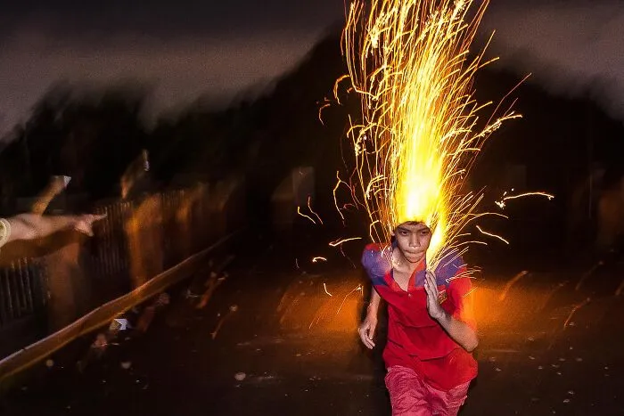 “Chasing Colors”: My Attempt To Capture The Vibrant Spirit Of Street Photography (20 Pics)