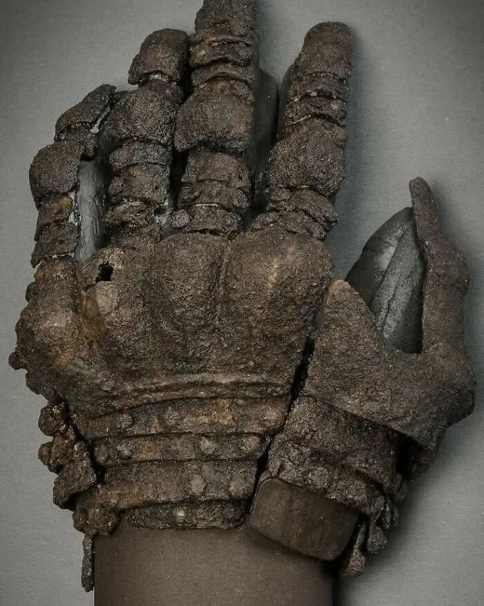 Guante de armadura medieval oxidada, uno de los increíbles descubrimientos arqueológicos que revela la historia y cultura antiguas.