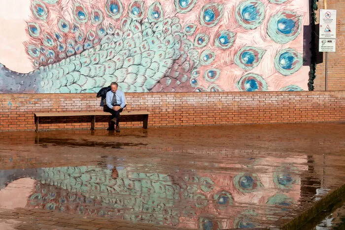 34 Hilarious Coincidences Captured By Street Photographer Luca Regoli