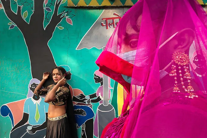 “Chasing Colors”: My Attempt To Capture The Vibrant Spirit Of Street Photography (20 Pics)