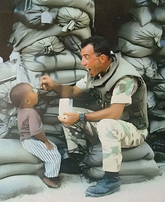 Mogadiscio, 1993. Un soldado italiano da comida a un huérfano local.