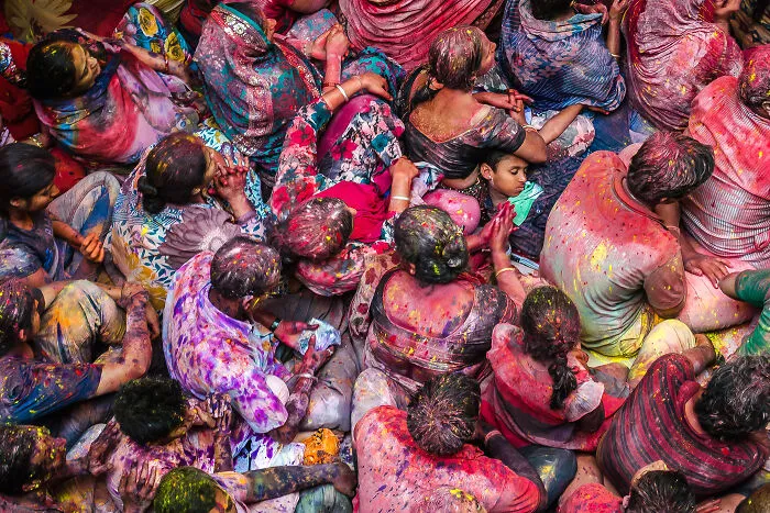 “Chasing Colors”: My Attempt To Capture The Vibrant Spirit Of Street Photography (20 Pics)