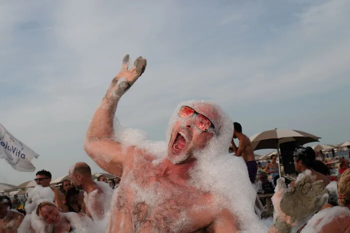 34 Hilarious Coincidences Captured By Street Photographer Luca Regoli