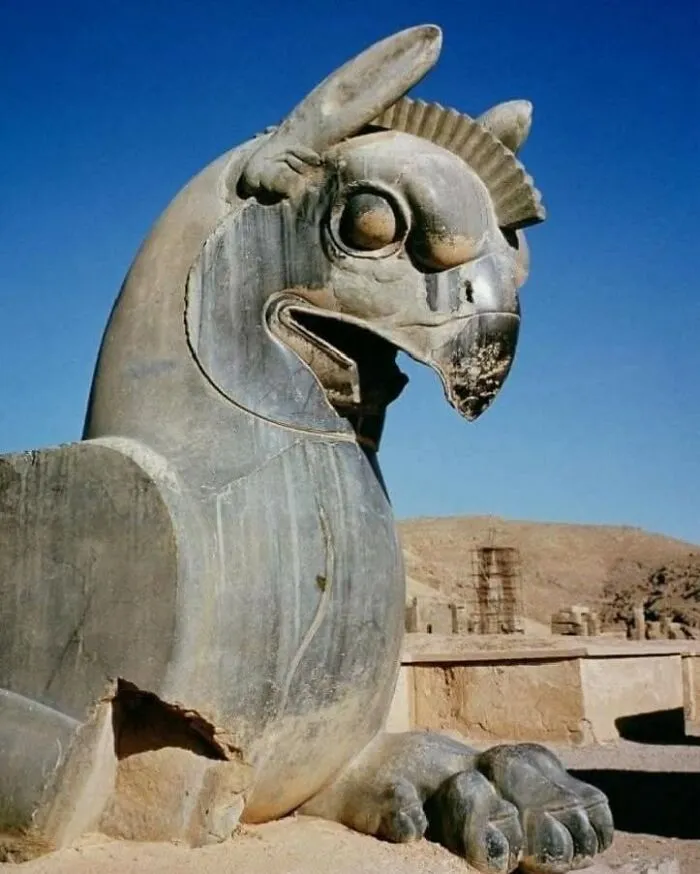Escultura arqueológica de criatura mítica encontrada en increíbles descubrimientos arqueológicos en sitio histórico al aire libre.