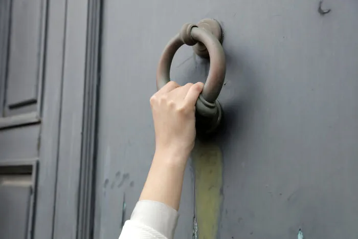 Women Share 50 “Unhinged” Tricks That Actually Keep Them Safe