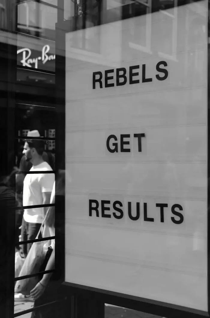 40 Authentic Street Photos By ‘She Dreams In Frames’ That Show Life’s Quiet, Beautiful Rhythms