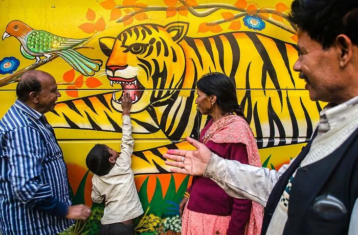 “Chasing Colors”: My Attempt To Capture The Vibrant Spirit Of Street Photography (20 Pics)