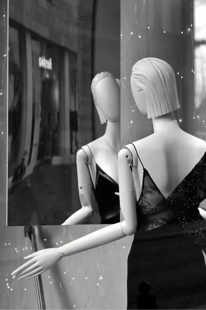 40 Authentic Street Photos By ‘She Dreams In Frames’ That Show Life’s Quiet, Beautiful Rhythms