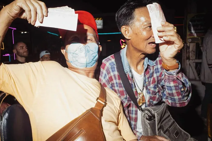 48 Candid Street Photos By Alex McClintock That Tell Stories Without Words