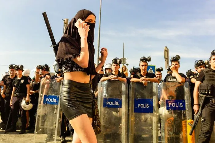 50 Times This Street Photographer Caught The World Off Guard