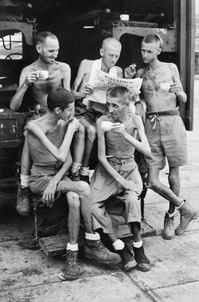 Soldados británicos tras su liberación del cautiverio japonés en Singapur, 1945