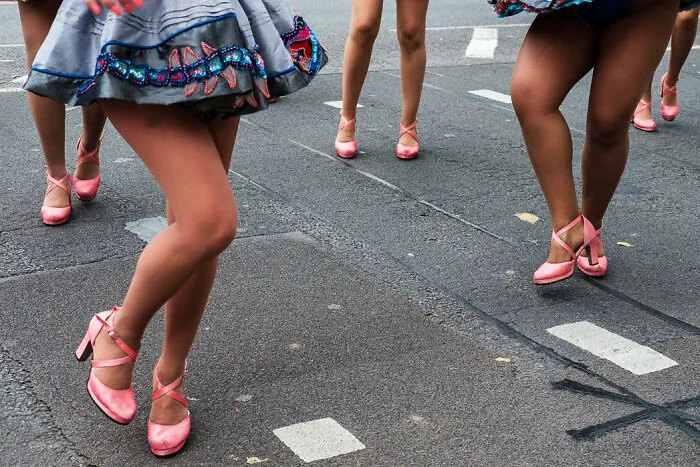 30 Candid Street Photos By Polly Rusyn That Might Make You See The World Differently