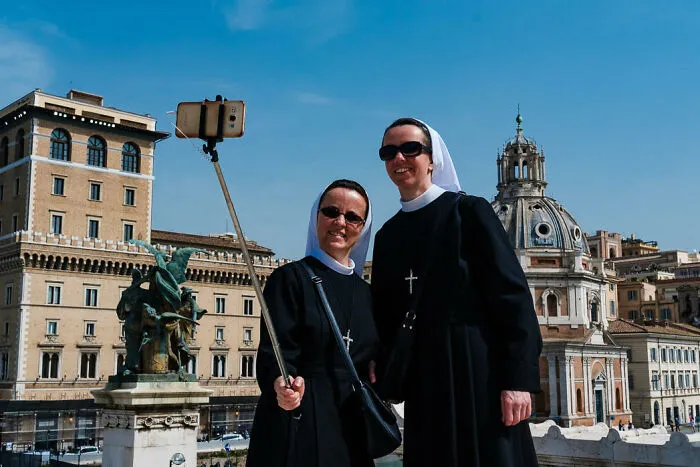 30 Candid Street Photos By Polly Rusyn That Might Make You See The World Differently