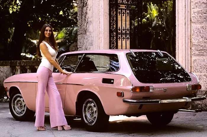 Pantalones de campana rosas, plataformas rosas y su Volvo rosa (1973)