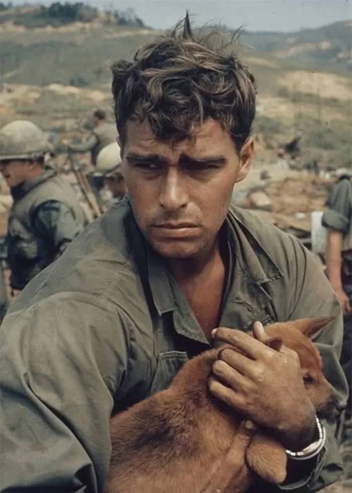 Marine con perro, Vietnam, 1971