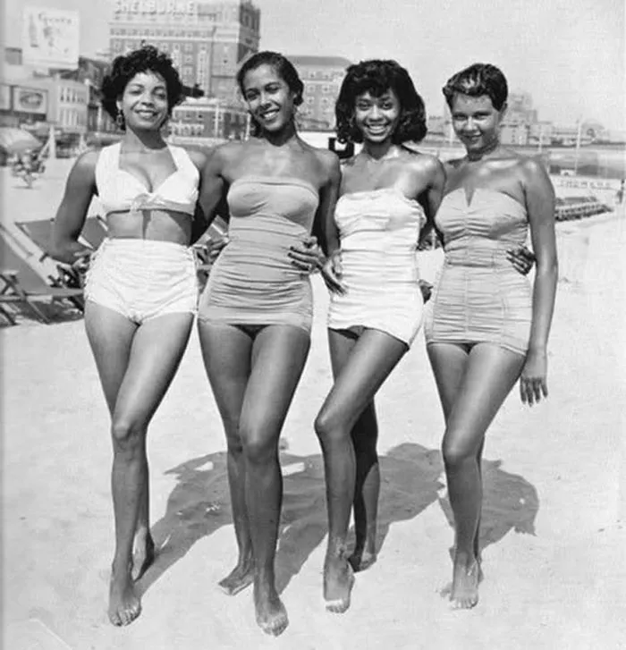 Grupo de amigas disfruta de la playa, alrededor de 1940