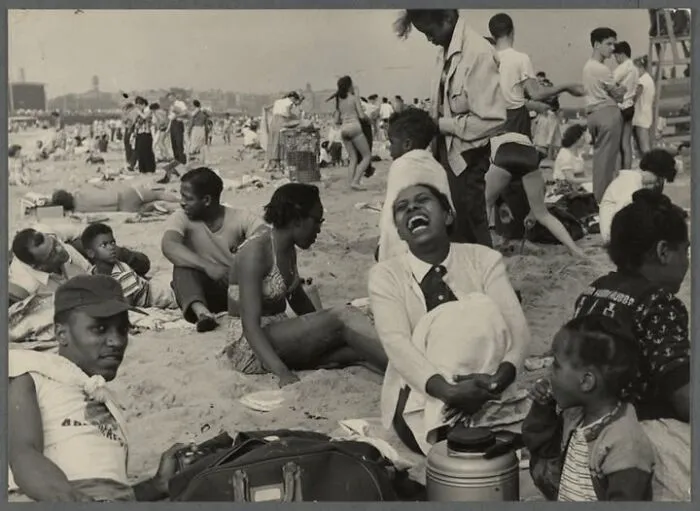 Foto histórica en la playa con grupo de personas disfrutando, ejemplo de fotos históricas curiosas del pasado inédito.