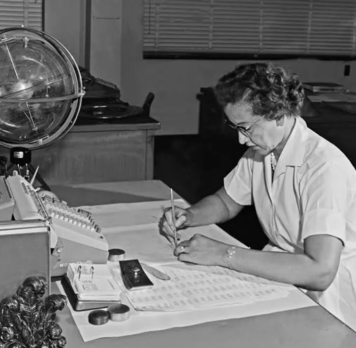 Katherine Johnson, conocida como la "computadora humana", calculó la trayectoria de vuelo de Alan Shepard, el primer estadounidense en el espacio, en 1962.