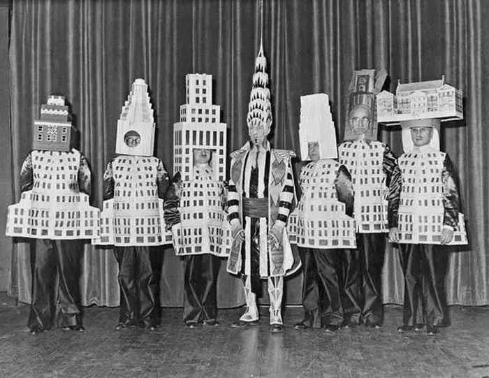 Arquitectos famosos vestidos como sus edificios en un baile de arquitectos, 1931