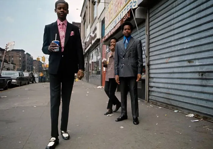 Niños de aspecto increíblemente elegante en Harlem, 1970
