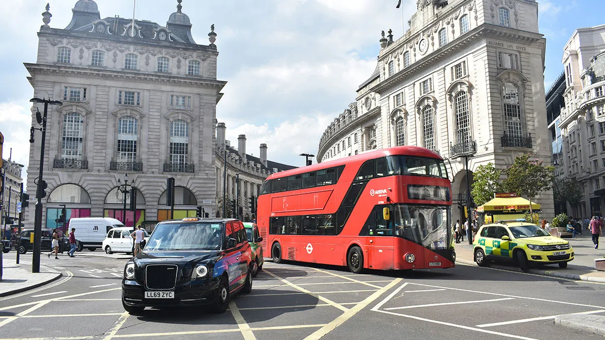 31 Britons Share Their Honest Opinions About Their Native Country, From Weather To Soccer