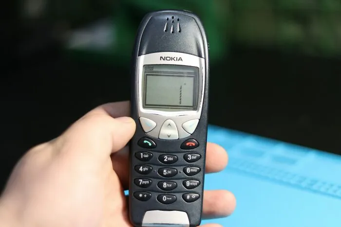 "A Life That’s Not Recorded": 40 Things People Miss About Life Before Smartphones Took Over