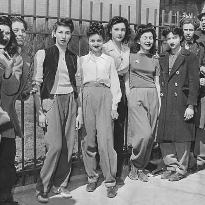 Protesta contra el código de vestimenta de la escuela secundaria que prohibía los pantalones para las chicas, Brooklyn, 1940