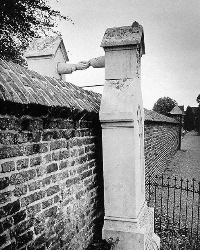 A un esposo protestante y a su esposa católica no se les permitió ser enterrados juntos. Aquí están sus lápidas, que se extendían a lo largo de ambos cementerios en 1888.