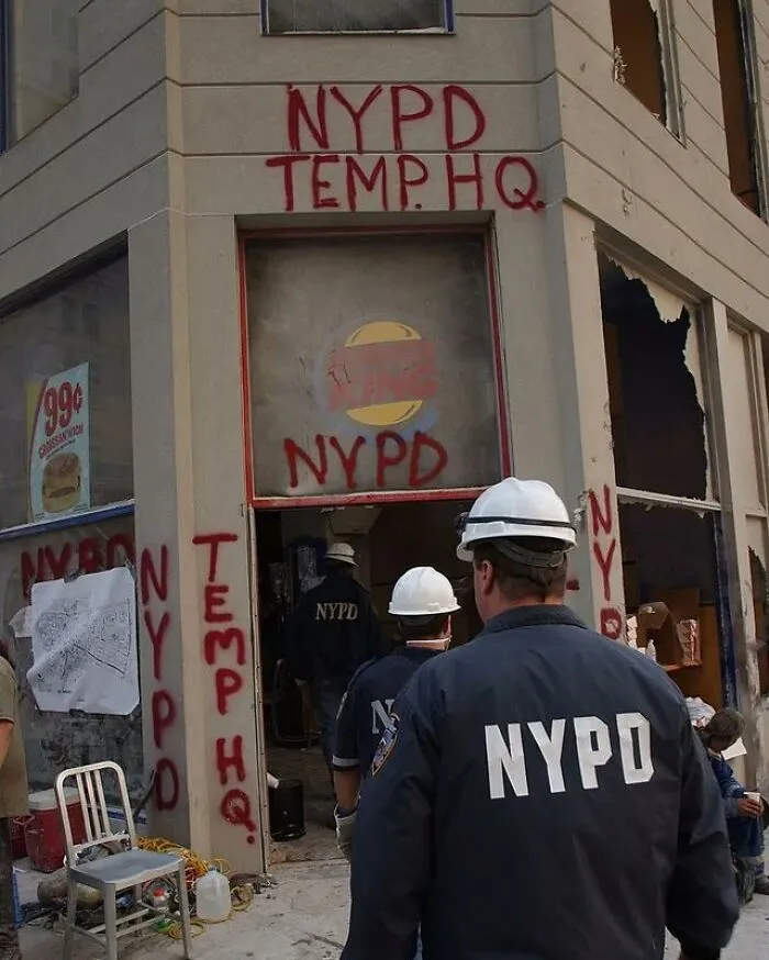 Cuartel general temporal de la policía de Nueva York en un Burger King, 11 de septiembre de 2001