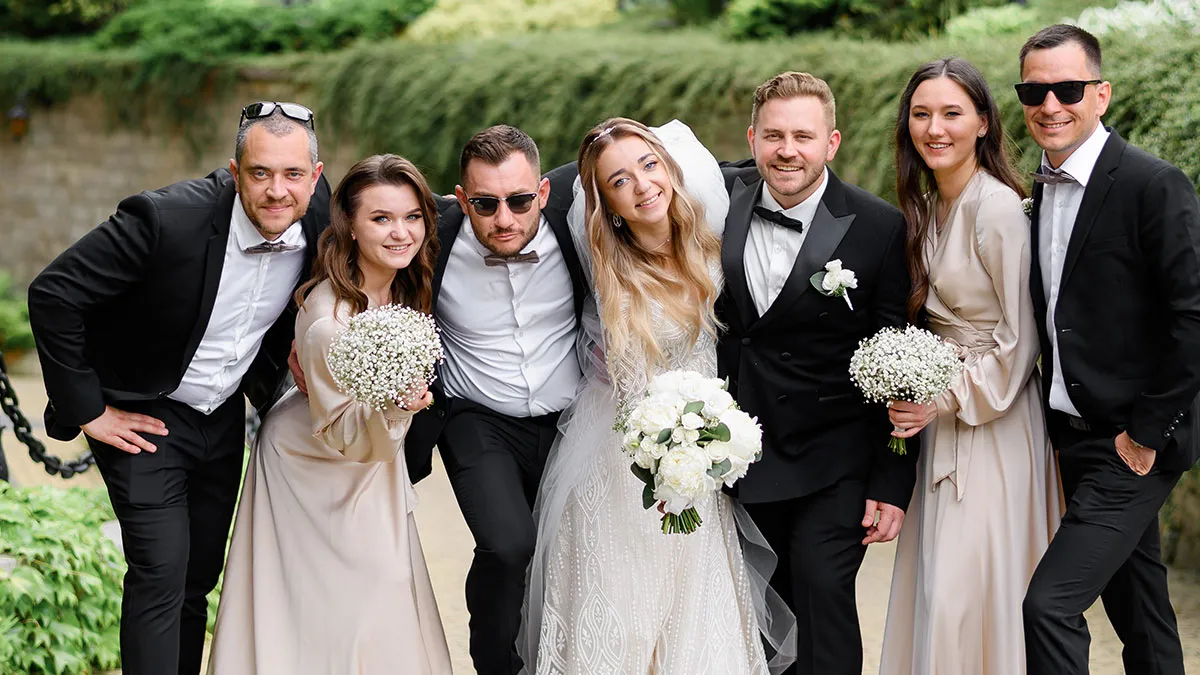 Guy Replies To Stranger's Text At 1AM, A Year Later Dances At Her Wedding As Her "Text Goblin"