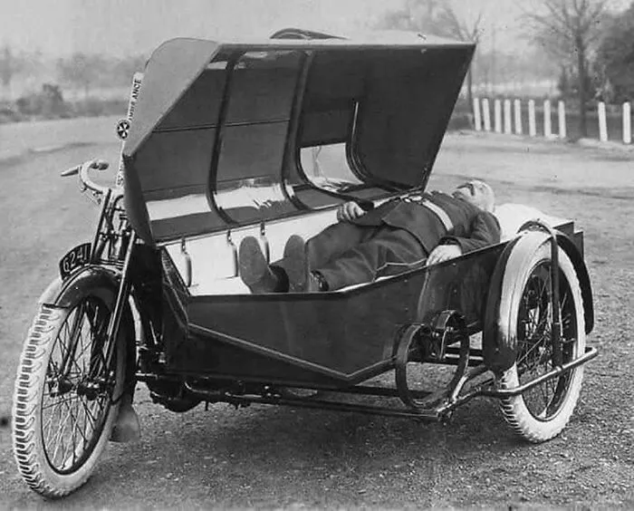 An Early Ambulance Operated By St John, In The U.k., 1920. The Patient Was Placed In A Coffin-Like Sidecar And The Lid Was Closed For Transport