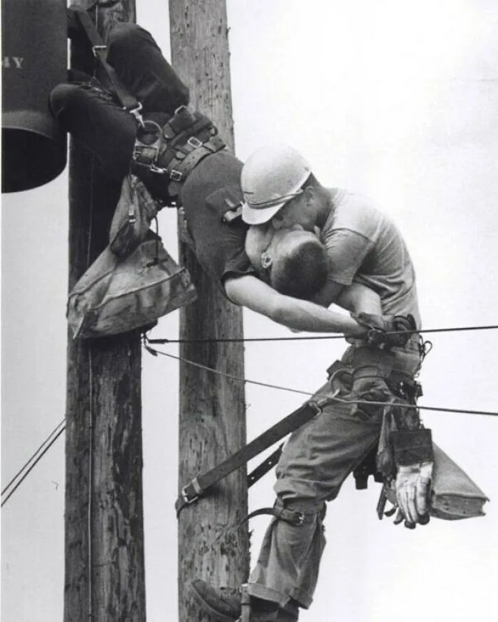El 17 de julio de 1967, un liniero de Florida llamado Randall Champion tocó accidentalmente un cable de alto voltaje, lo que envió 4.000 voltios de electricidad a través de su cuerpo y detuvo su corazón.