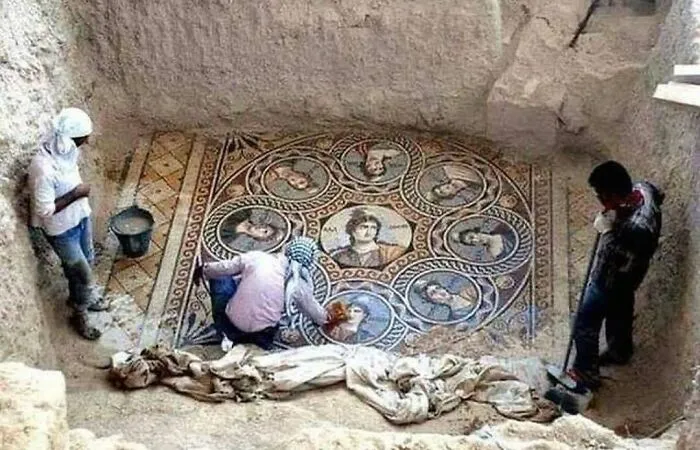 Un equipo de arqueólogos dirigido por el profesor Kutalmis Grkay de la Universidad de Ankara desenterró recientemente tres mosaicos griegos antiguos en la ciudad turca de Zeugma.