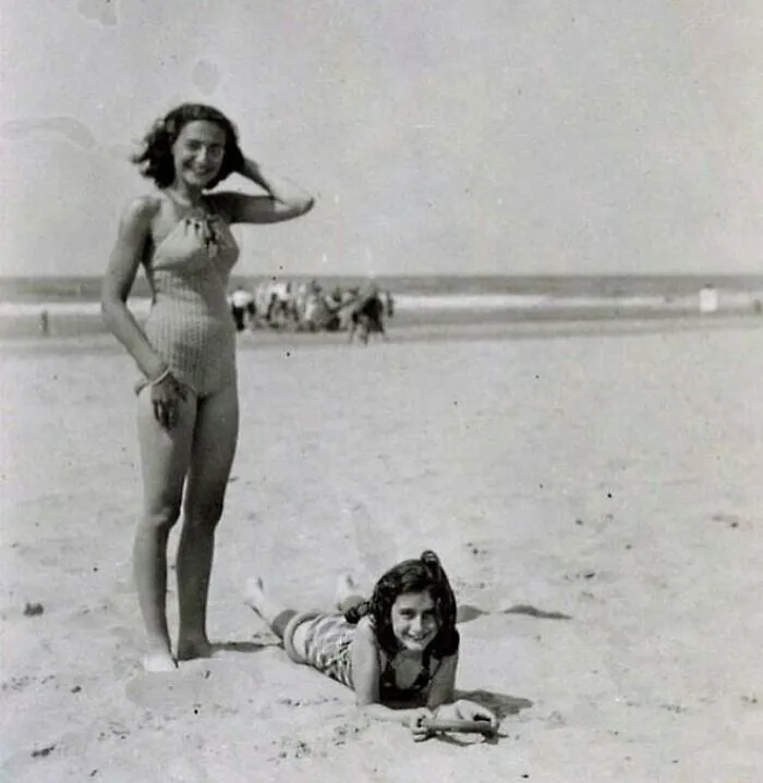 Ana Frank fotografiada con su hermana Margot en la playa de Zandvoort, Países Bajos, en 1940