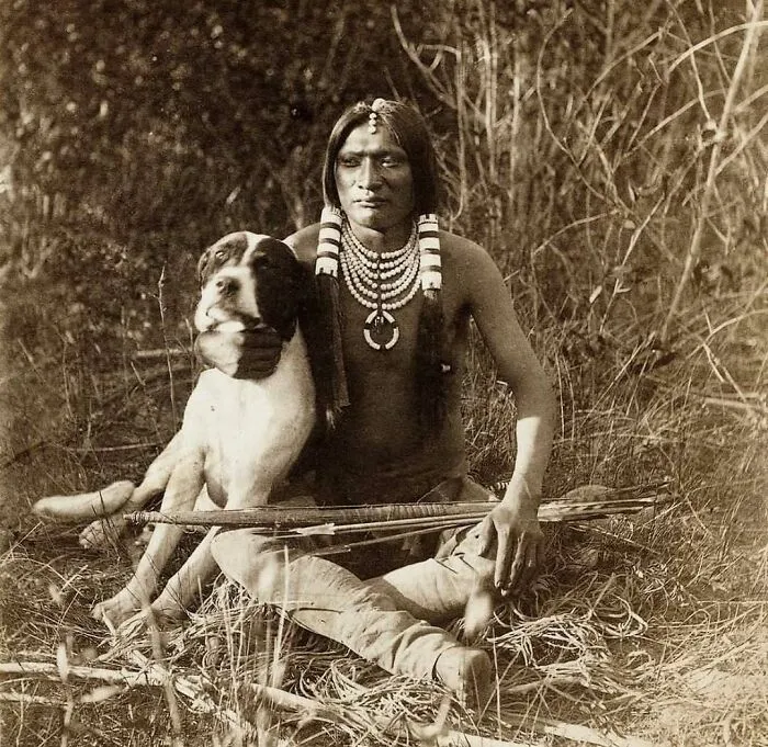 Un guerrero ute posa con su perro en la ladera oriental de las montañas Wasatch de Utah en 1873.