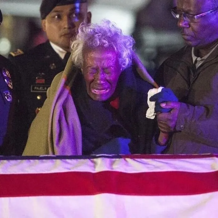 Clara Gantt, viuda del sargento de primera clase del ejército Joseph Gantt, esperó 63 años sus restos tras su captura y fallecimiento durante la Guerra de Corea en 1951. Sus restos fueron identificados en 2013.
