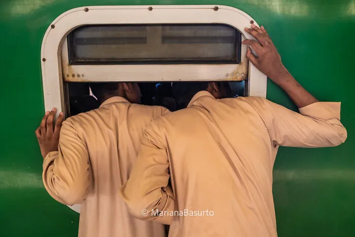30 Candid Photos That Capture Raw, Real Life Around The World By Mariana Basurto