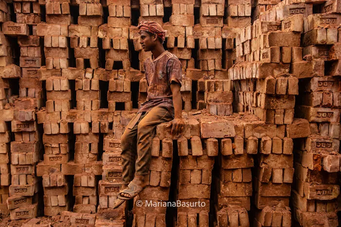 30 Candid Photos That Capture Raw, Real Life Around The World By Mariana Basurto
