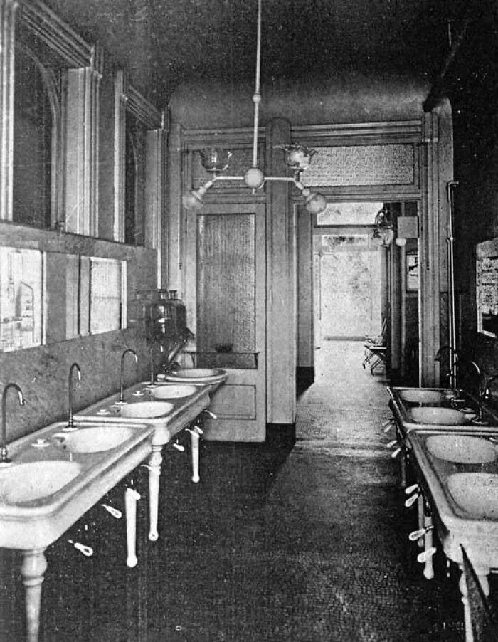 A Possible Explanation For Victorian Hauntings Is Gas Lamps