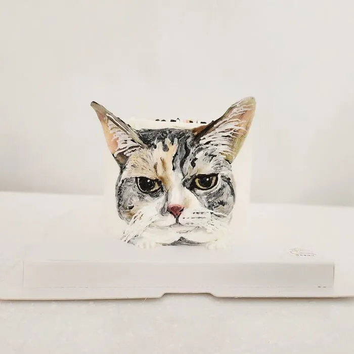 Realistic cat face cake showcasing adorable pet-themed cake art capturing unique pet personality.