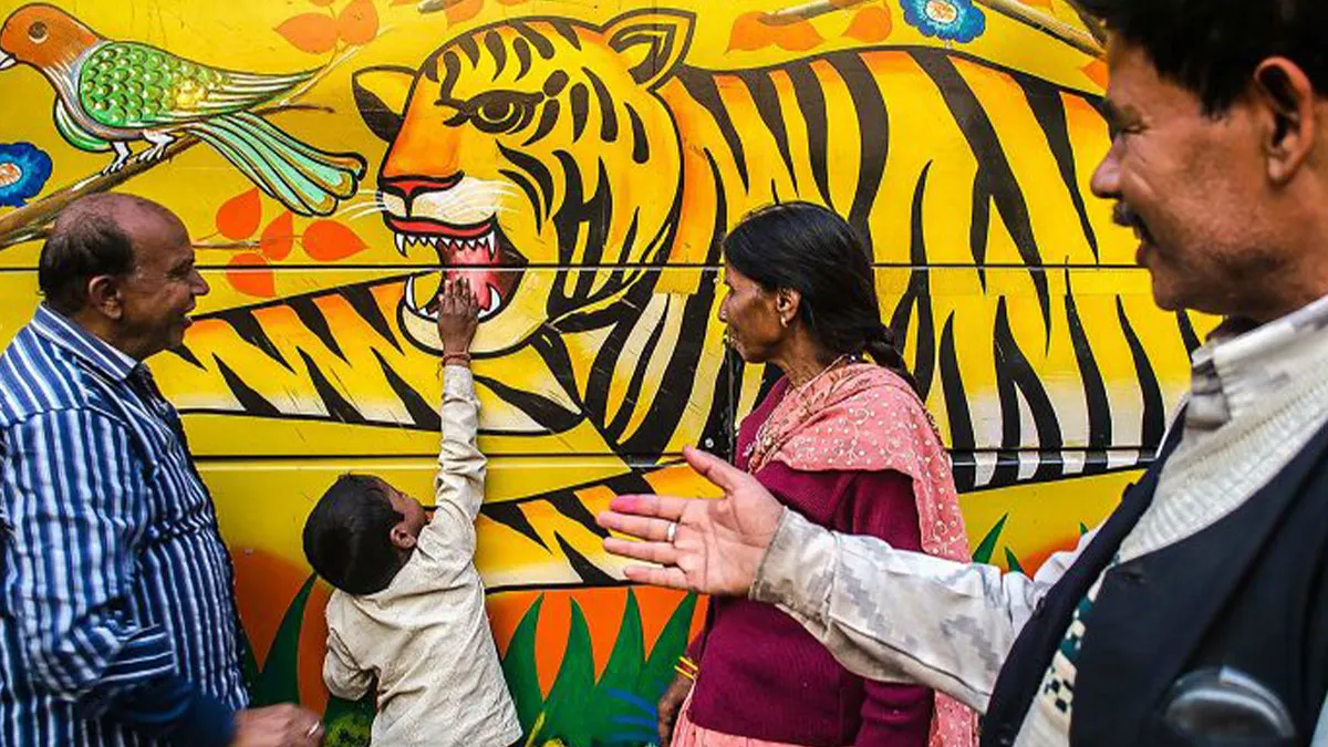 “Chasing Colors”: My Attempt To Capture The Vibrant Spirit Of Street Photography (20 Pics)