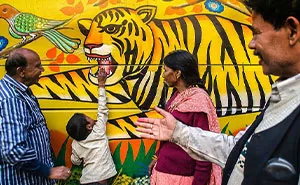 “Chasing Colors”: My Attempt To Capture The Vibrant Spirit Of Street Photography (20 Pics)