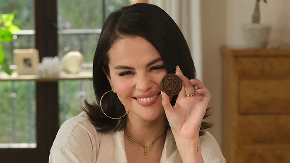 "Is It Naturally Or Artificially Selena Gomez Flavored?": Oreo's New Flavor Draws Hilarious Reactions