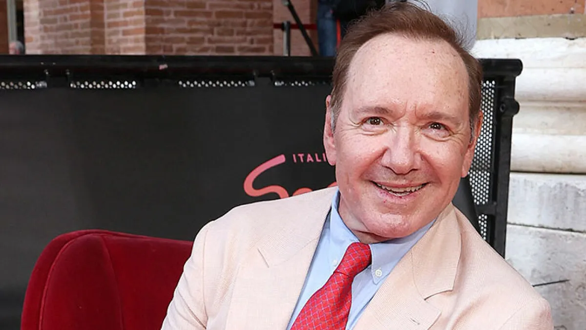 “Trying To Turn Back The Clock”: Kevin Spacey Plastic Surgery Rumors Grow Stronger On Red Carpet