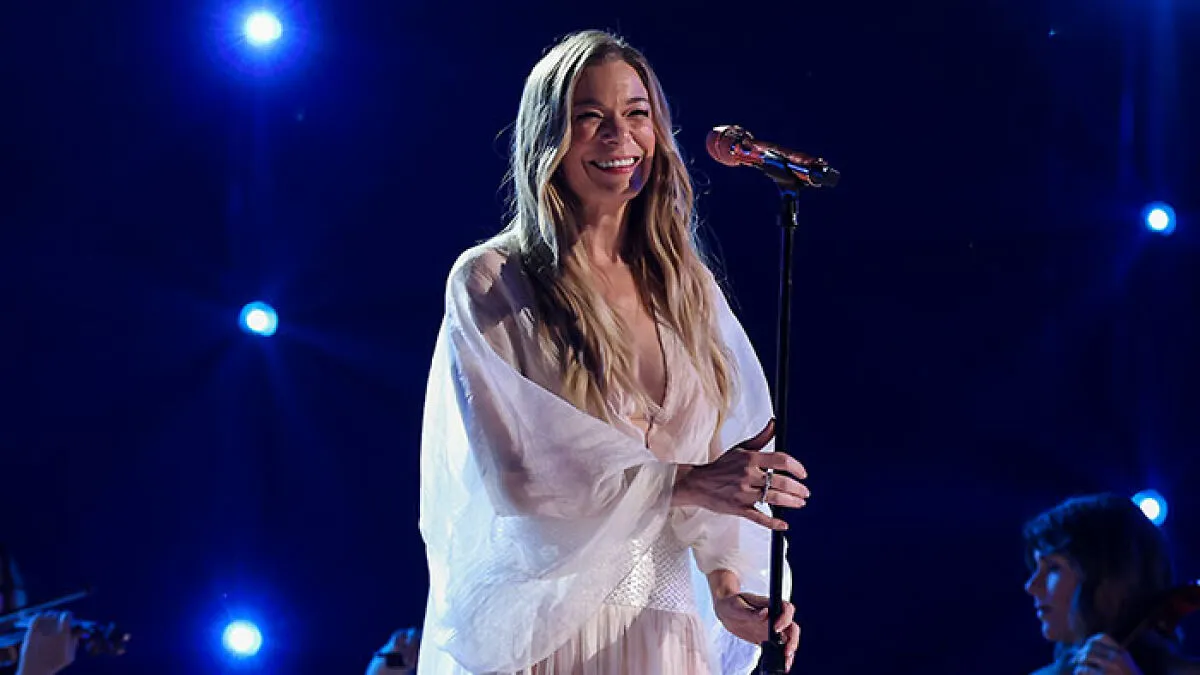 “Her Teeth Couldn’t Stand It”: LeAnn Rimes Suffers Nightmare Mishap As Teeth Drop Mid-Performance